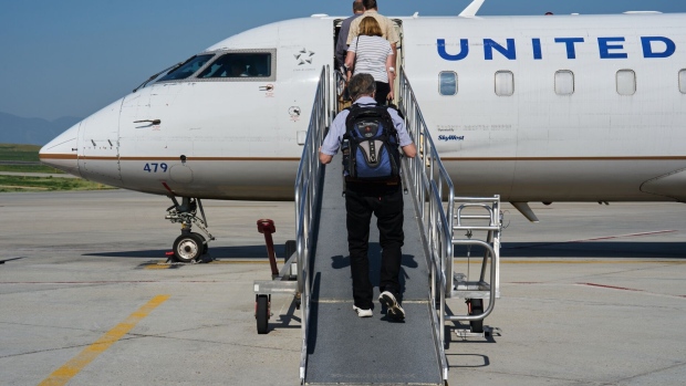 <p>Passengers board a United Airlines plane in Sheridan, Wyoming.</p>