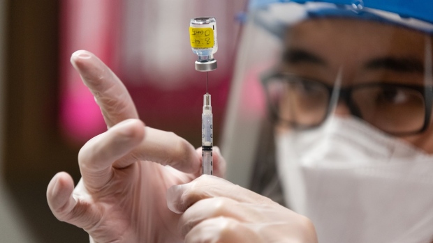 Fda Fends Off Pressure To Change Covid 19 Vaccine Dosing Bnn Bloomberg