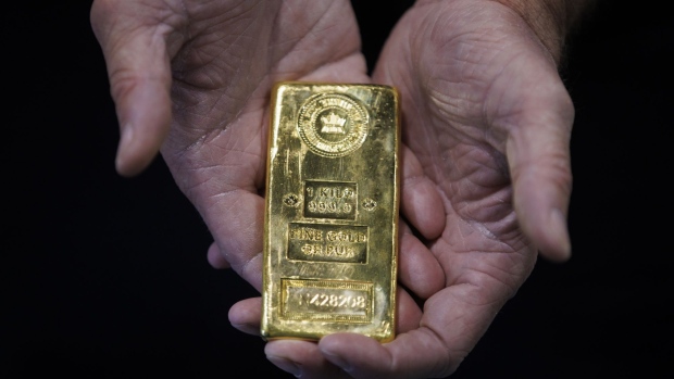 http://www.bnnbloomberg.ca/polopoly_fs/1.1872579!/fileimage/httpImage/image.jpg_gen/derivatives/landscape_620/an-exhibitor-holds-a-1-kilo-bar-of-gold-at-the-prospectors-developers-association-of-canada-pdac-conference-in-toronto-photographer-cole-burston-bloomberg.jpg