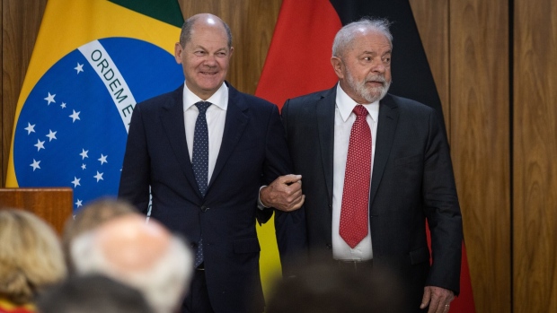 http://www.bnnbloomberg.ca/polopoly_fs/1.1894992!/fileimage/httpImage/image.jpg_gen/derivatives/landscape_620/luiz-inacio-lula-da-silva-brazil-s-president-right-and-olaf-scholz-germany-s-chancellor-during-a-meeting-at-planalto-palace-in-brasilia-brazil-on-monday-jan-30-2023-lula-turned-down-a-german-request-to-send-ammunition-to-ukraine-as-part-of-the-international-effort-to-help-kyiv-repel-the-russian-invasion-photographer-arthur-menescal-bloomberg.jpg