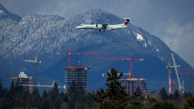 Customer satisfaction with Air Canada, WestJet falls below average: Survey