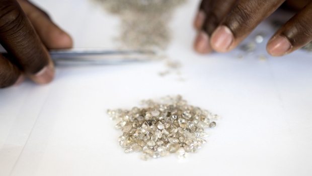 De Beers Don't Make (Natural) Diamonds Expensive (Anymore)