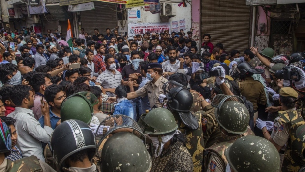 NEW DELHI, INDIA - MARCH 24: Indian Muslims argue with a group of Indian police men after they were removed from the protest site, amid a nationwide lockdown over highly contagious novel coronavirus at Shaheen Bagh area on March 24, 2020 in Shaheen Bagh area of Delhi, India. Amid a nationwide lockdown over the highly contagious novel coronavirus, Shaheen Bagh, which was the epicenter of anti-citizenship law protests in India since December 15 last year was cleared by the Delhi police after 101 days. Thousands of Indian policemen reached the site of the protest, which had inspired similar demonstrations across India, and forcefully removed and detained some women protesters after the dissenters refused to move out. (Photo by Yawar Nazir/Getty Images)