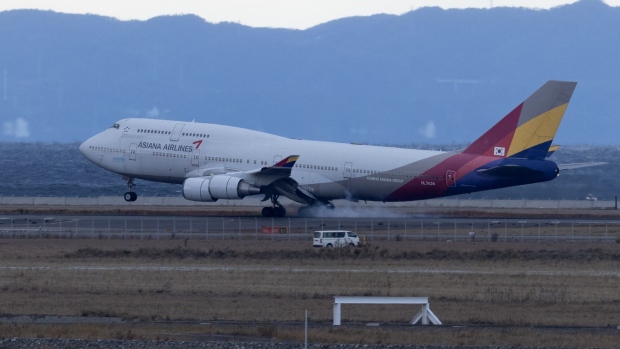 An Asiana Airlines Inc. passenger aircraft lands at Kansai International Airport in Izumisano, Osaka Prefecture, Japan, on Thursday, Dec. 20, 2023. Foreign visitors to Japan topped 2 million for a sixth consecutive month in November, according to Japan’s National Tourism Organization.