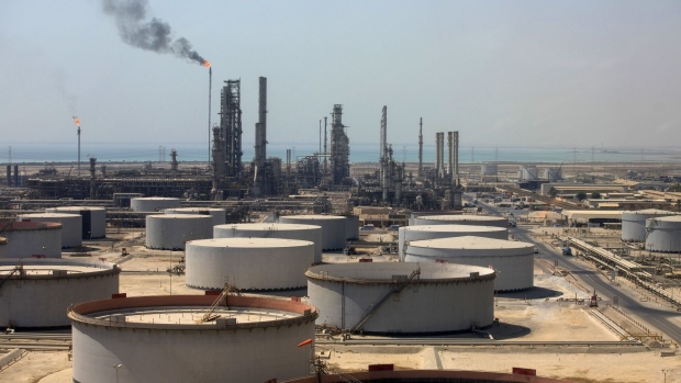 Storage tanks and oil processing facilities at Saudi Aramco's Ras Tanura oil refinery and terminal in Ras Tanura, Saudi Arabia. Photographer: Simon Dawson/Bloomberg