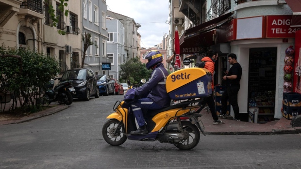 <p>A courier delivers food for rapid grocery delivery company Getir in Istanbul, Turkey.</p>