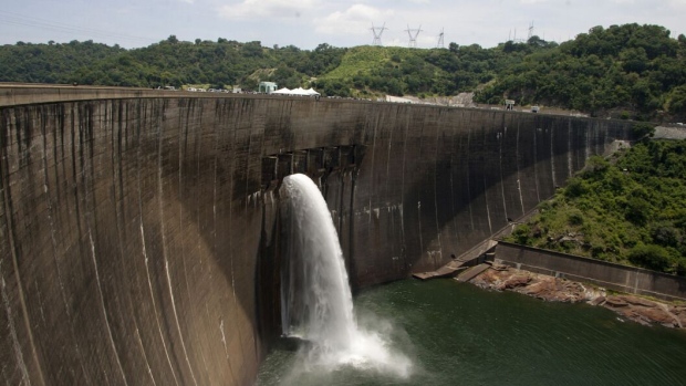 <p>The Kariba Dam supplies power to Zambia and Zimbabwe.</p>